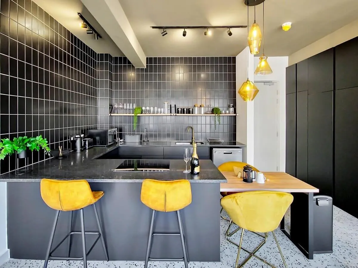 Luxurious Hotel-Type Living Couples Retreat- Pool Cape Town Apartment